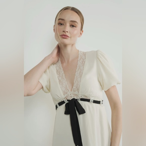 Aaron & amber V Neck Lace Insert Midi Dress
with Bow - Picture 5 of 12